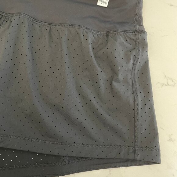 Lululemon Final Lap 2.5" Perforated Fabric Mid Rise 4 Way Stretch Shorts Black 8 - Picture 3 of 10